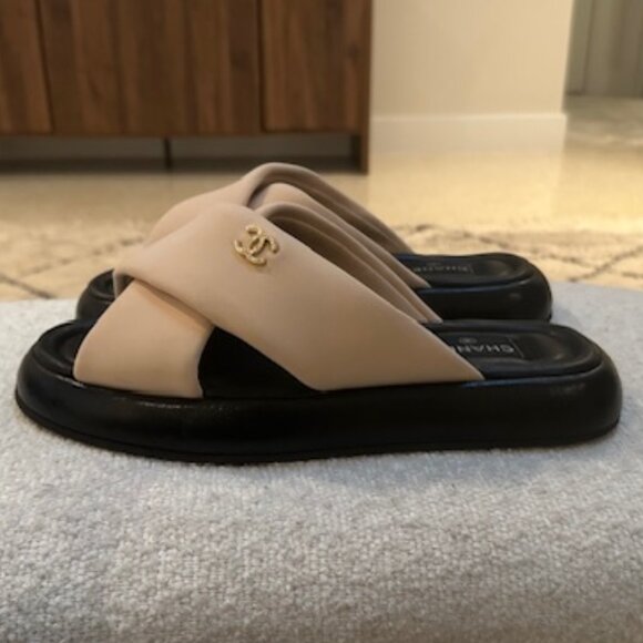 Chanel Interlocking CC Logo Slide - Picture 2 of 15